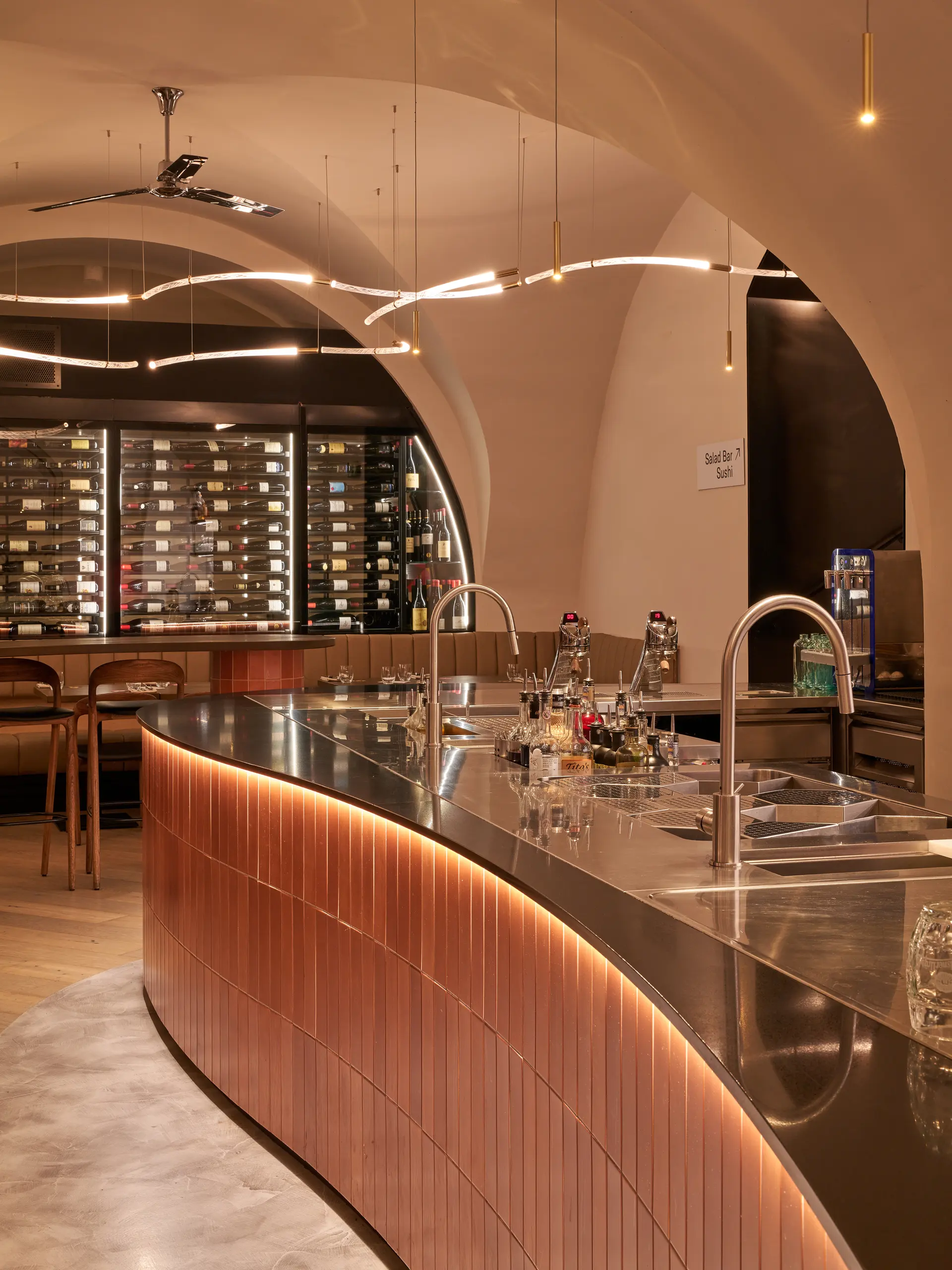 Bar a sushi zóna v restauraci Brasileiro.